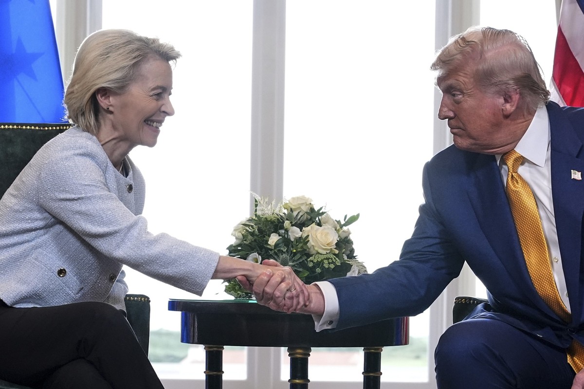 27.07.2025, Großbritannien, Turnberry: US-Präsident Donald Trump schüttelt der Präsidentin der Europäischen Kommission Ursula von der Leyen die Hand, während sie sich auf dem Trump Turnberry Golfplatz ...