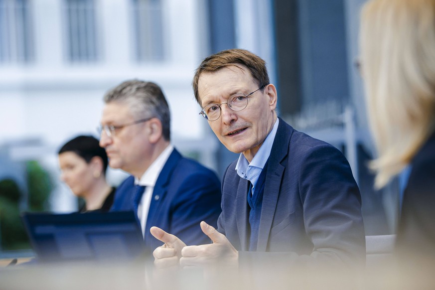 Bundespressekonferenz zur aktuellen Corona-Lage. L-R Joerdis Frommhold, Chefaerztin der Median-Klinik in Heiligendamm , Lothar H. Wieler, Praesident Robert Koch-Institut RKI , und Karl Lauterbach SPD, ...