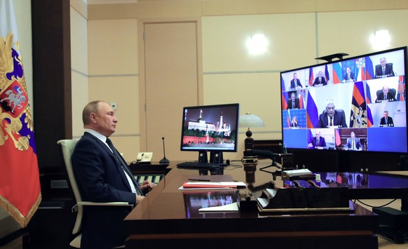 Ukraine-Konflikt, Wladimir Putin Videokonferenz mit dem Sicherheitsrat Russia Putin Security Council 8155305 01.04.2022 Russian President Vladimir Putin chairs a meeting with members of the Security C ...