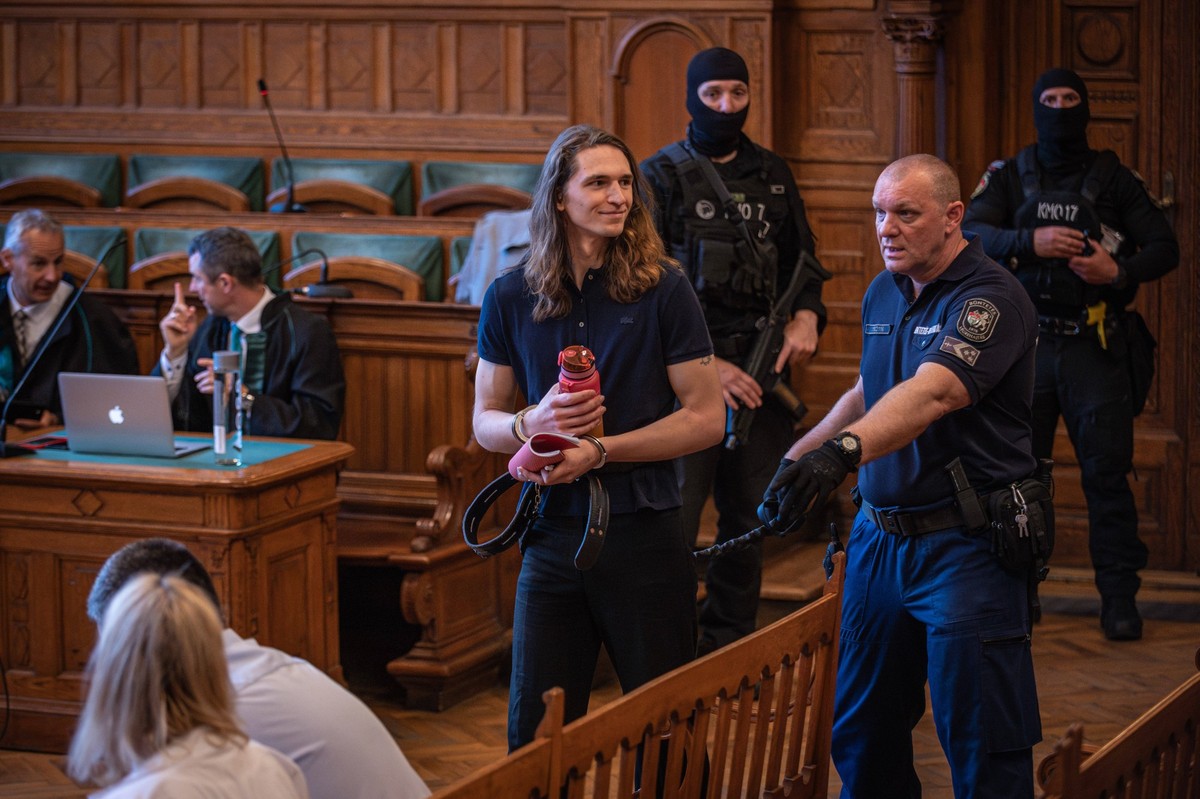 June 12, 2025, Budapest, Budapest, Hungary: MAJA T., a German antifa activist is looking around the courtroom upon arrival. The defendant and accomplices are accused of multiple attacks on right-wing  ...