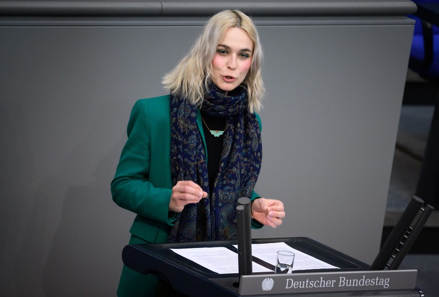 09.02.2023, Berlin: Nyke Slawik (Bündnis 90/Die Grünen) spricht bei der Plenarsitzung im Deutschen Bundestag. Hauptthema der 85. Sitzung der 20. Legislaturperiode ist die geplante Finanzierung des 49- ...