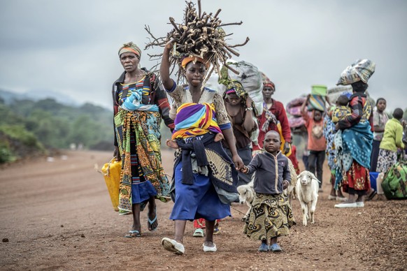 29.10.2022, Demokratische Republik Kongo, Kibumba: Einwohner fliehen vor K�mpfen zwischen M23-Rebellen und kongolesischen Streitkr�ften. Rund 23 000 Menschen sind in der Demokratischen Republik Kongo  ...