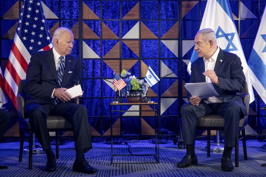 18.10.2023, Israel, Tel Aviv: Joe Biden (l), Präsident der USA, trifft sich mit Benjamin Netanjahu, Ministerpräsident von Israel, um den Krieg zwischen Israel und der Hamas zu besprechen. US-Präsident ...