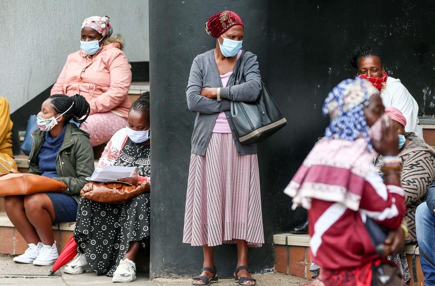 In Pinetown (Südafrika) warten Menschen vor einem Büro, um sich für die Covid-19 Arbeitslosenversicherung zu registrieren.
