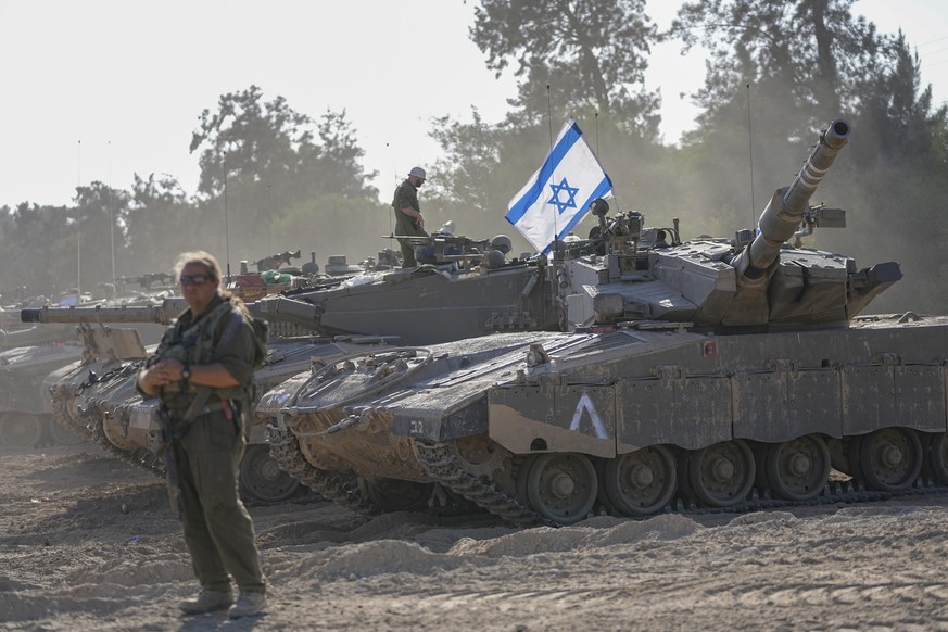 20.10.2023, Israel, ---: Israelische Soldaten arbeiten an einem Panzer in der Nähe der Grenze zum Gazastreifen im Süden Israels. Das israelische Militär hat seine Bodentruppen in der Nähe des Gazastre ...