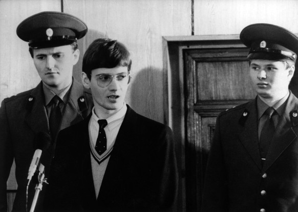 ARCHIV - 02.09.1987, Russland, Moskau: Begleitet von zwei sowjetischen Soldaten betritt Mathias Rust (M) die Anklagebank im Gerichtssaal. Rust muss sich wegen Verletzung der sowjetischen Staatsgrenze, ...