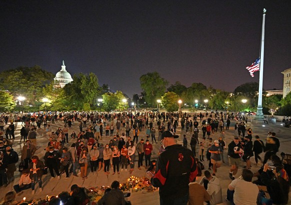 Vor dem Obersten Gericht in Washington D.C. versammelten sich hunderte Menschen, um der verstorbenen Richterin zu gedenken.