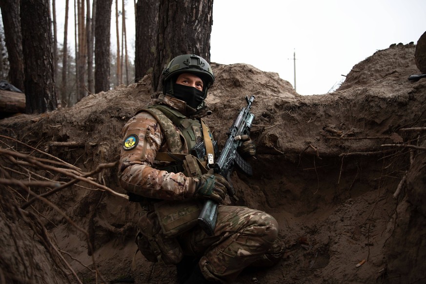 January 15, 2023, Slovyansk, Ukraine: Ein ukrainischer Soldat in einem Schützengraben trägt eine AK-74 in der Nähe von Slovyansk, um den Vormarsch der russischen Streitkräfte zu stoppen, die vor 3 Mon ...