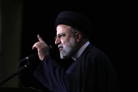 ARCHIV - 03.01.2024, Iran, Teheran: Ebrahim Raisi, Präsident des Iran, spricht während einer Gedenkfeier für den verstorbenen General der Revolutionsgarden, Ghassem Soleimani, in der großen Imam-Khome ...