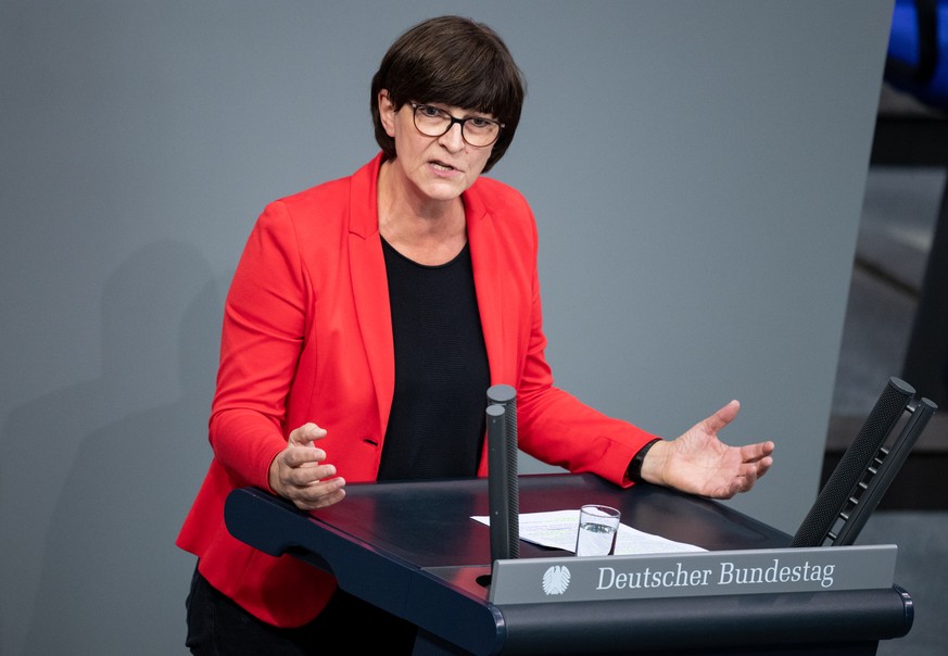 ARCHIV - 23.10.2019, Berlin: Saskia Esken (SPD) spricht bei der aktuellen Stunde in der Plenarsitzung des Deutschen Bundestages. (zu dpa: «SPD-Kandidatin Esken fände Minderheitsregierung spannend») Fo ...