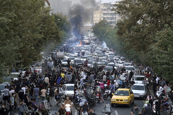 dpatopbilder - 21.09.2022, Iran, Tehran: Demonstranten skandieren w�hrend eines Protestes in der Innenstadt von Teheran Parolen gegen den Tod der 22-j�hrigen Iranerin Mahsa Amini. Sie war vor gut eine ...