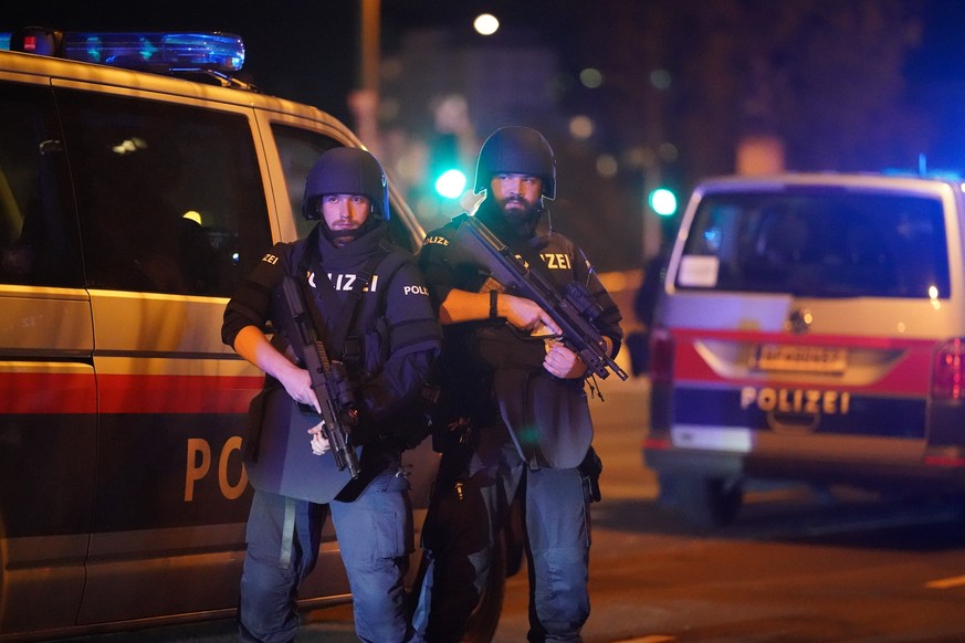 Einsatzkräfte der Polizei stehen am Schwedenplatz. In der Wiener Innenstadt sind am Montagabend Schüsse gefallen.