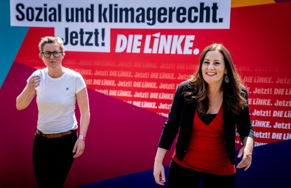 Die im Februar gewählten Linken-Chefinnen Susanne Hennig-Wellsow (links) und Janine Wissler auf dem Weg zu einem TV-Interview auf dem Parteitagsgelände.  
