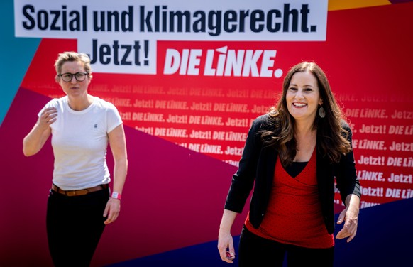 19.06.2021, Berlin: Janine Wissler (r), Spitzenkandidatin und Parteivorsitzende der Partei Die Linke, und Susanne Hennig-Wellsow, Parteivorsitzende der Partei Die Linke, geben beim Parteitag der Parte ...