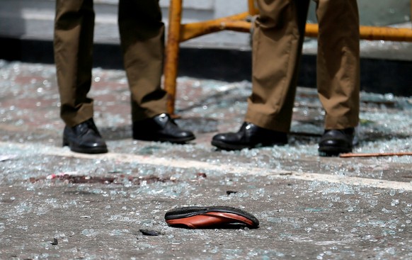 A shoe of a victim is seen in front of the St. Anthony&#039;s Shrine, Kochchikade church after an explosion in Colombo, Sri Lanka April 21, 2019. REUTERS/Dinuka Liyanawatte. TPX IMAGES OF THE DAY