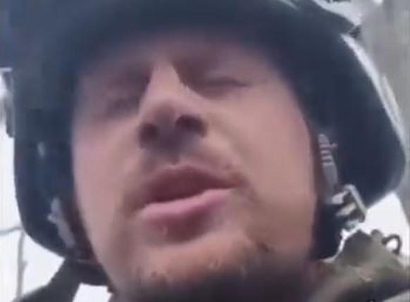 In dem verwackelten Video spricht der Soldat über die Lage an der Front im Ukraine-Krieg.