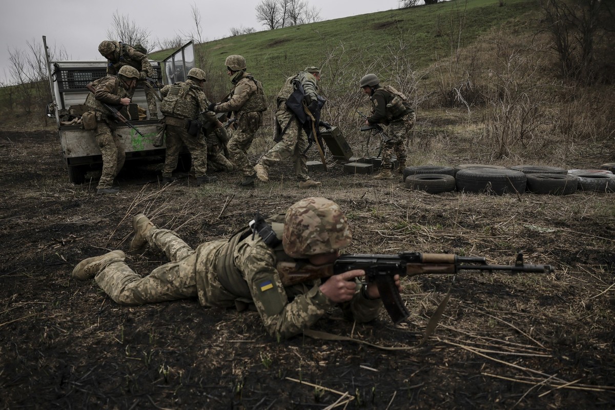 HANDOUT - 30.03.2025, Ukraine, -: Auf diesem Bild, das vom Pressedienst der 24. mechanisierten Brigade der Ukraine zur Verfügung gestellt wurde, üben Soldaten des 3. mechanisierten Bataillons auf eine ...