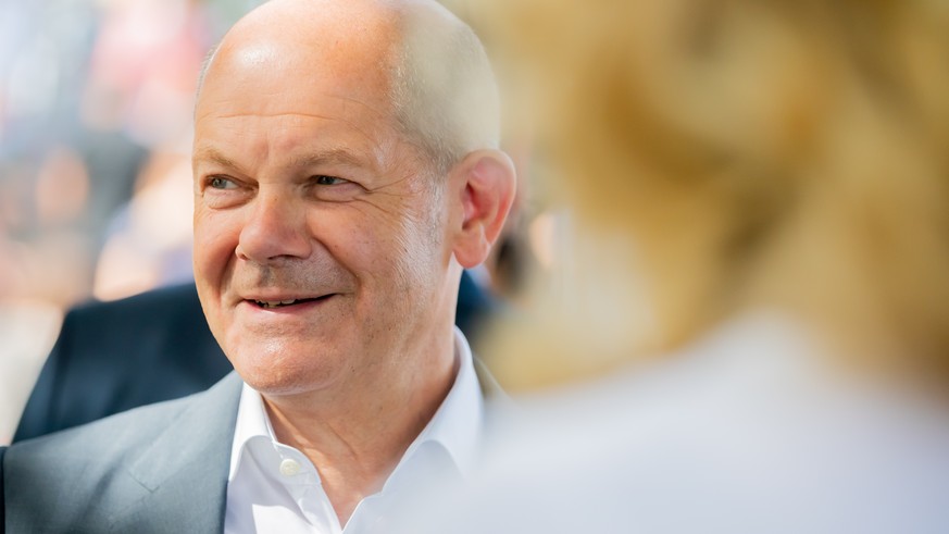 13.08.2021, Brandenburg, Potsdam: Olaf Scholz (SPD), Bundesfinanzminister und SPD-Kanzlerkandidat, unterh