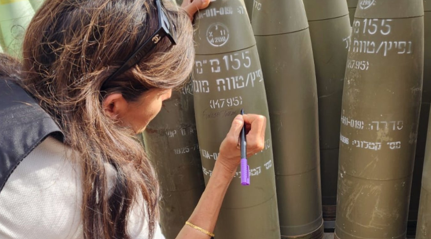 Die Republikanerin Nikki Haley hinterlässt eine Botschaft auf einer israelischen Artilleriegranate.