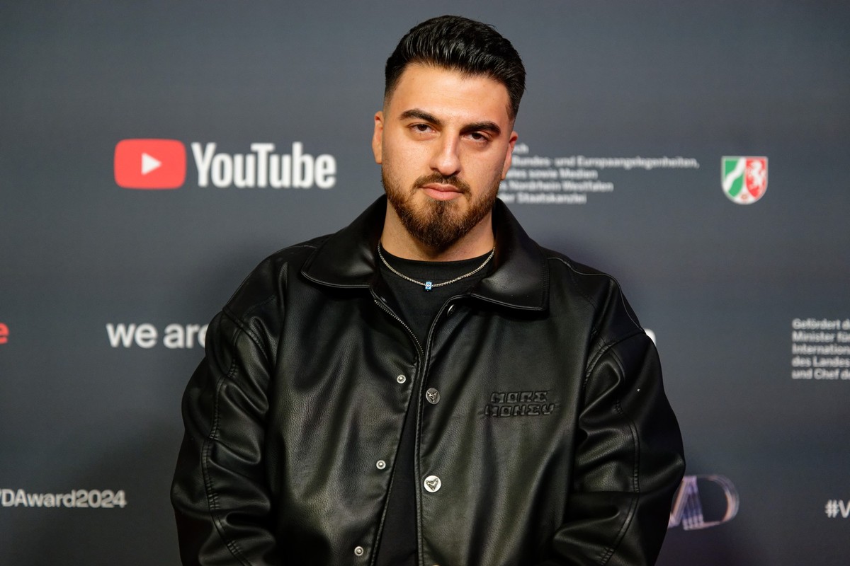 19.11.2024, Nordrhein-Westfalen, Köln: Der Creator Tahsim Durgun (Creator of the Year) kommt zur Verleihung der Videodays Awards. Foto: Henning Kaiser/dpa +++ dpa-Bildfunk +++