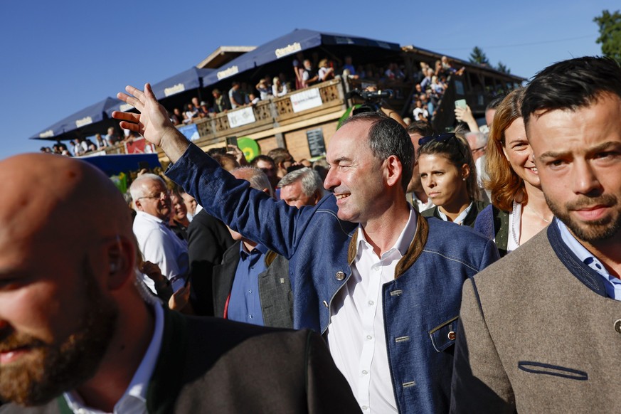 04.09.2023, Bayern, Abensberg: Hubert Aiwanger, Bundesvorsitzender der Freien Wähler, kommt beim Politischen Frühschoppen Gillamoos an und wird von den Zuschauern begrüßt und bejubelt. Das Gillamoos i ...