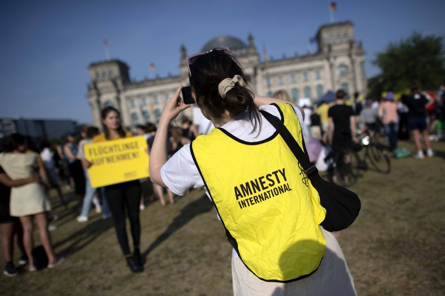 EU-Asylrecht Protest DEU, Deutschland, Germany, Berlin, 09.06.2023 Demonstranten von Sea Watch amnesty international und Pro Asyl mit Plakat Fluechtlinge Aufnehmen protestieren gegen das Gemeinsame Eu ...