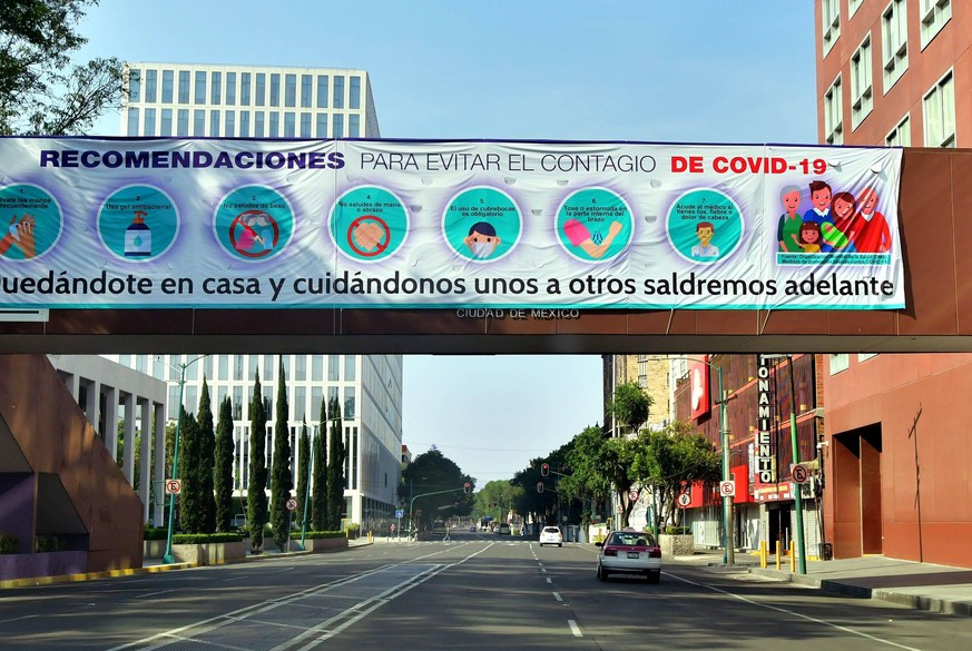 Leere Straßen in Mexiko-Stadt. An einer Überführung hängen Handlungsempfehlungen, um die Verbreitung des Virus einzudämmen.