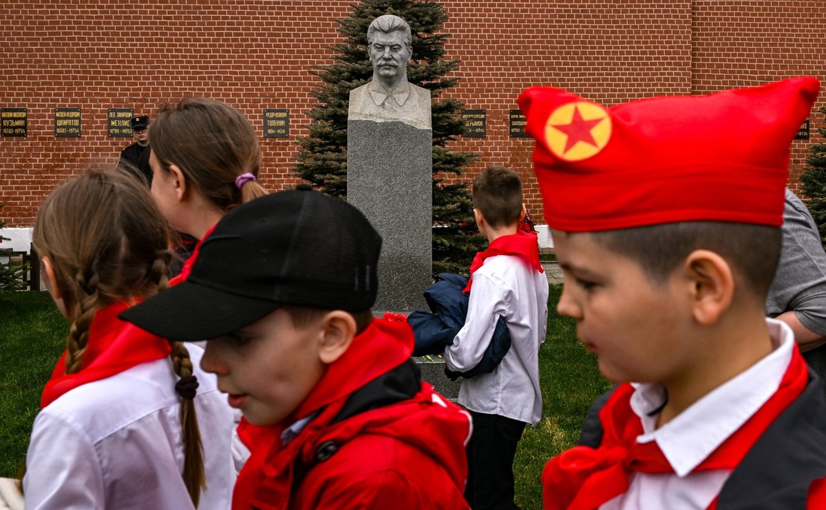 Russia Pioneers Inauguration Ceremony 8927861 18.05.2025 Schoolchildren wearing red neckerchiefs, a symbol of the Young Pioneer Organisation, walk past Joseph Stalin s grave during an inauguration cer ...