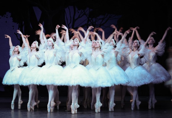 09.02.2023, Hamburg: Tänzerinnen als &quot;Schwäne&quot; tanzen bei einer Fotoprobe von John Neumeiers Ballett &quot;Illusionen - wie Schwanensee&quot; auf der Bühne in der Staatsoper. Das Hamburg Bal ...