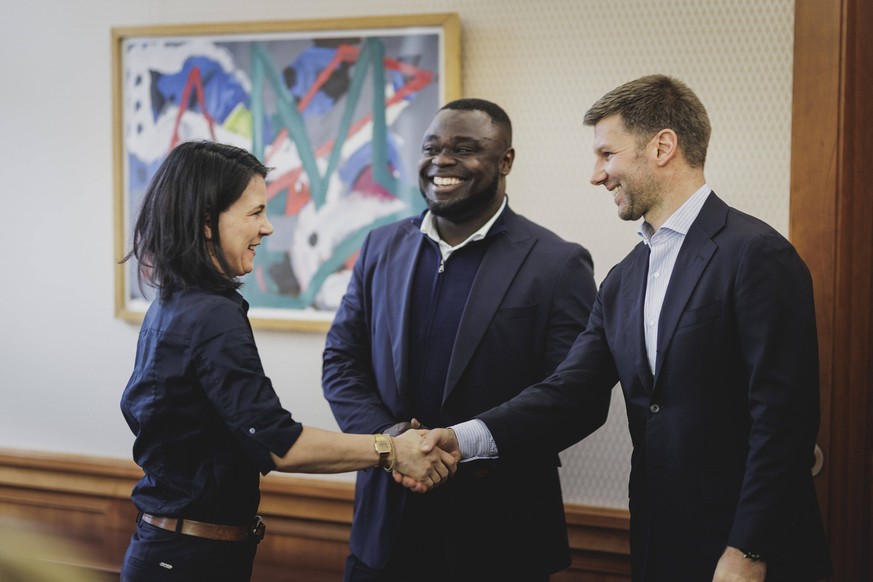 L-R Annalena Baerbock Buendnis 90/Die Gruenen, Bundesaussenministerin, Gerald Asamoah, ehem. Profifussballspieler, und Thomas Hitzelsberger, ehem. Profifussballspieler, aufgenommen im Rahmen einer Ver ...