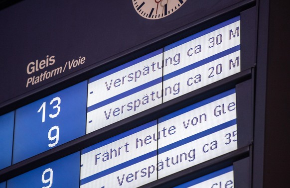 ARCHIV - 11.06.2019, Baden-W�rttemberg, Stuttgart: Auf einer Anzeigetafel am Hauptbahnhof werden bei mehreren Zugverbindungen Versp�tungen angezeigt. (zu dpa: ��Sinnloser Tag�: Bahn-Chaos verhindert E ...