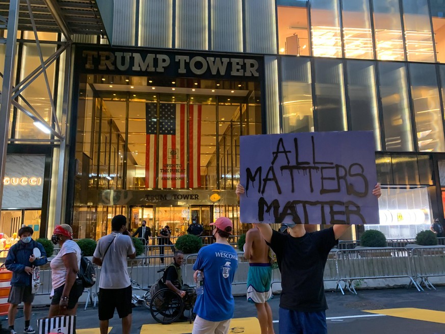 Der Trump Tower in New York. Viele kommen, um zu demonstrieren.