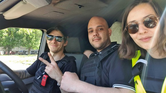 Patrick (v.l.), Okan und Joana im gepanzerten Van: Sie liefern Hilfsgüter an ein Krankenhaus in Charkiw aus.