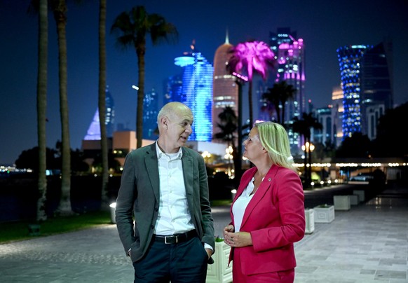 ARCHIV - 31.10.2022, Katar, Doha: Nancy Faeser (SPD), Bundesministerin des Innern und Heimat, und Bernd Neuendorf, DFB-Pr�sident stehen vor der Skyline in Doha. Faeser ist in ihrer Funktion als Sportm ...