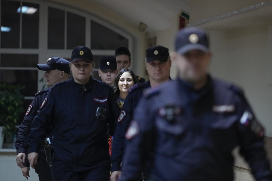 14.11.2023, Russland, St. Petersburg: Alexandra Skotschilenko (M), Anti-Kriegs-Aktivistin und Künstlerin aus Russland, wird zu einer Anhörung in den Gerichtssaal des Vasileostrovsky Bezirksgerichts es ...