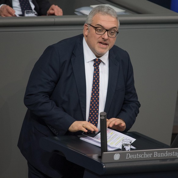 Erich Irlstorfer (CDU/CSU) spricht bei einer Sitzung des Deutschen Bundestages. Diskutiert wird der Tagesordnungspunkt "Gesundheit".