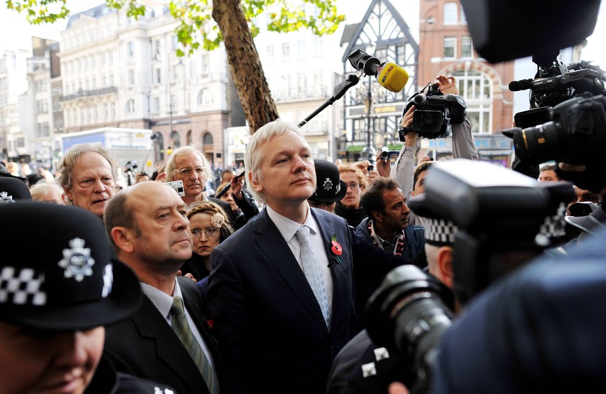  Julian Assange im Jahr 2015 auf dem Weg zu einem Gerichtstermin.