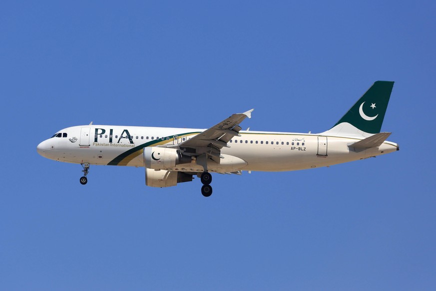 Ein Flugzeug der pakistanischen Airline PIA stürzte am Freitag über der Millionenmetropole Karachi ab.