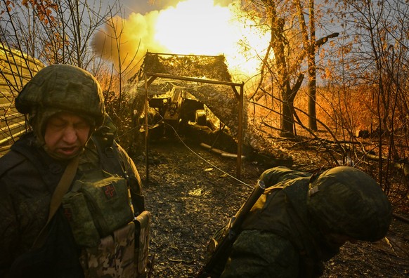 Russia Ukraine Military Operation Artillery Unit 8829164 10.12.2024 Russian servicemen of the Tsentr Centre Group of Forces fire a 130 mm towed field gun M-46 towards Ukrainian positions in the Krasno ...