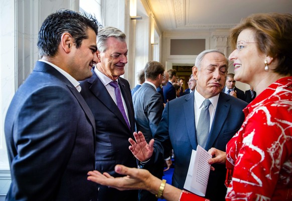 epa05528515 Turkish Parliament Member of Party Denk Tunahan Kuzu (L) refuses to shake hands with Prime Minister Benjamin Netanyahu during a visit to the States General at the Binnenhof, in the Hague, ...