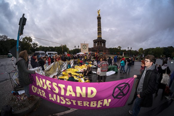 Sie üben den Aufstand gegen das Aussterben am Großen Stern in Berlin.