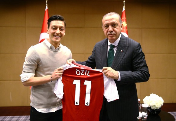 Auch Özil schenkte Erdogan ein Trikot
