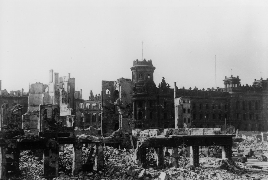 Ruinen in Dresden / Foto Mai 1945 2. Weltkrieg/ Alliierte Luftoffensive gegen d. Reichsgebiet/ Bombardierung der Stadt Dresden am 14./15. Februar 1945. Nach dem Angriff liegen 20 Qua- dratkilometer de ...