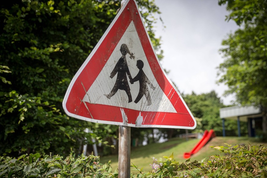 Wie die Polizei mitteilte, haben Ermittler am Mittwochabend mehrere Häuser und einen Kindergarten durchsucht. Symbolbild.