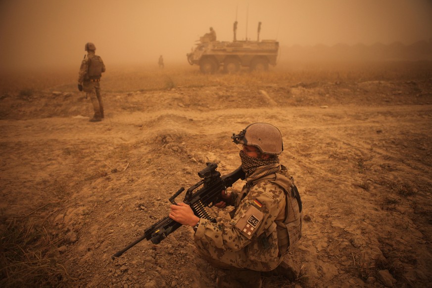 Bundeswehreinsatz Afghanistan. Nachdem bei Rahmat Bay festgefahre Dingo-Panzerwagen geborgen werden muessen, sichern Soldaten mitten in einem heftigen Sandsturm die Umgebung. Die in Kundus stationiert ...