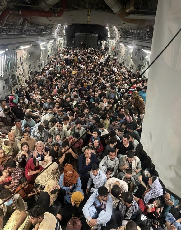 640 Menschen haben sich in die Maschine des US-Militärs gequetscht, um zu fliehen.