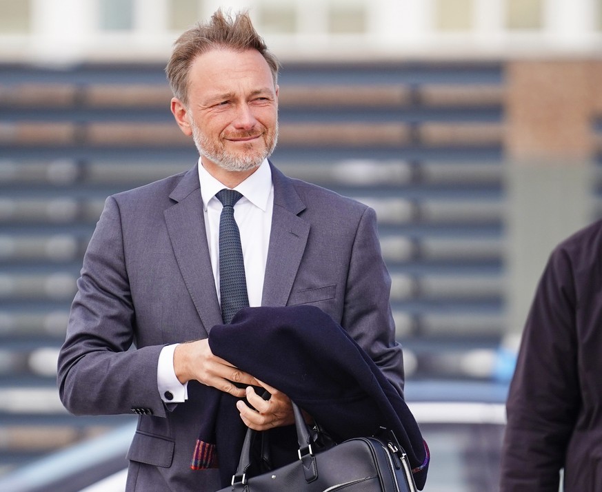 ARCHIV - 05.10.2022, Brandenburg, Schönefeld: Christian Lindner (FDP), Bundesminister der Finanzen, kommt auf dem militärischen Teil des Flughafens Berlin-Brandenburg BER an. Lindner bleibt wegen eine ...