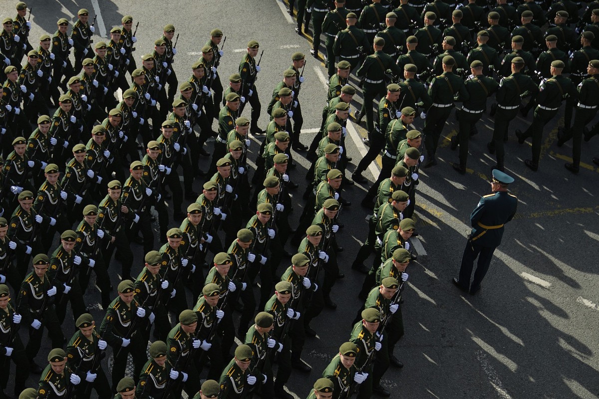 07.05.2025, Russland, Moskau: Russische Soldaten marschieren vor der Generalprobe der Militärparade zum Tag des Sieges auf den Roten Platz in Moskau zu. Foto: Pavel Bednyakov/AP/dpa +++ dpa-Bildfunk + ...