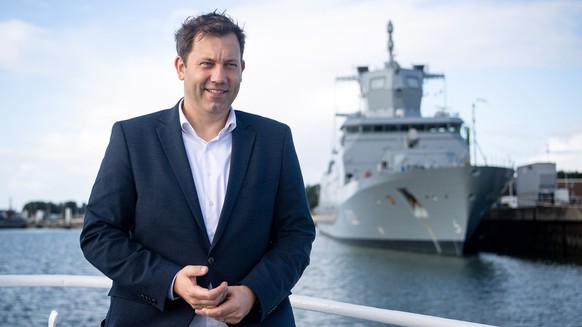 16.09.2022, Niedersachsen, Wilhelmshaven: Lars Klingbeil, Parteivorsitzender der SPD, steht vor einem Schiff im Hafen vom Marinest