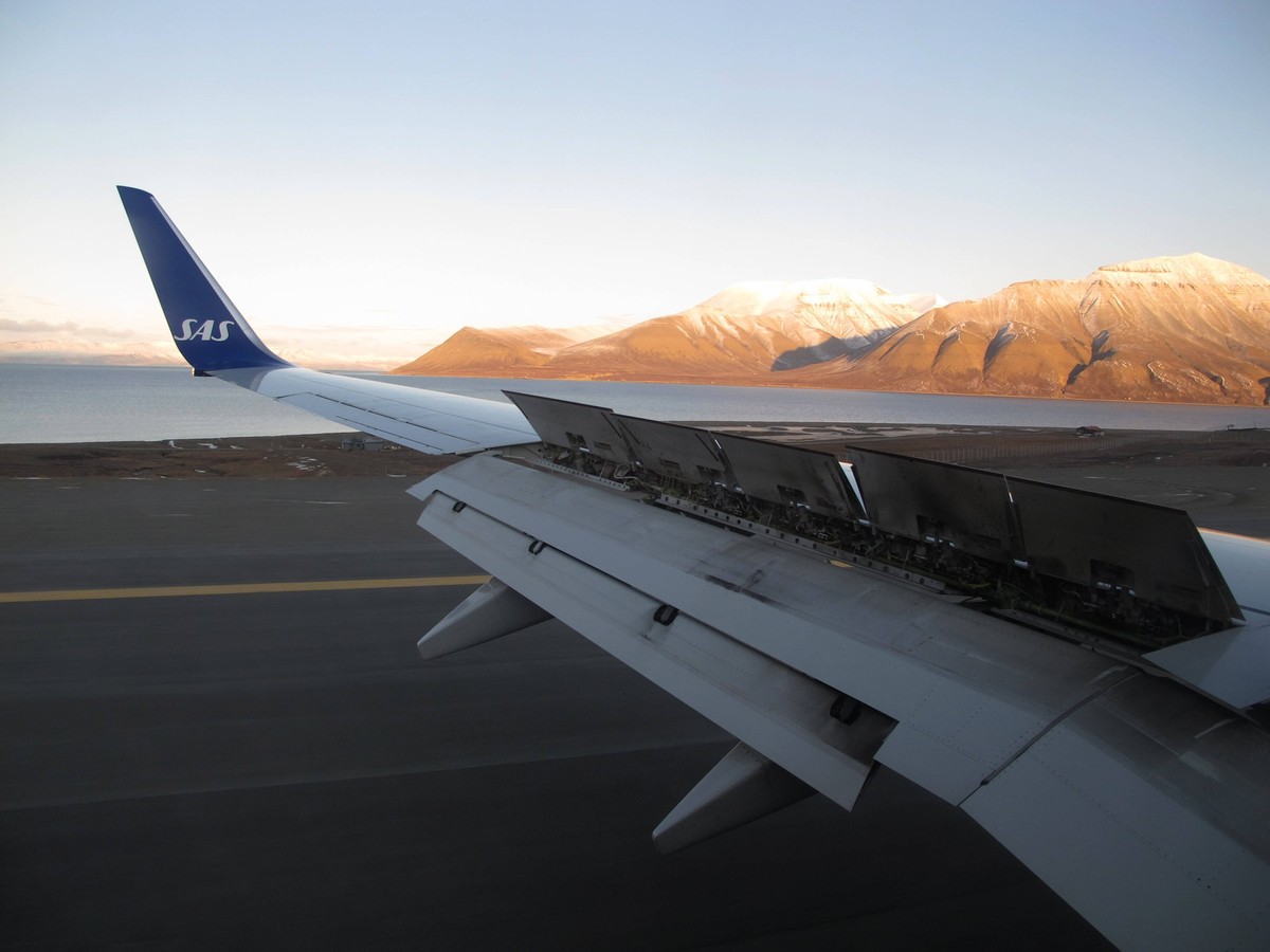 Landung in Longyearbyen, Spitzbergen, Arktis SAS Boing 737 landing at the airport of Longyearbyen, Spitsbergen Copyright: xZoonar.com/LotharxKurtzex zoonar_4841417